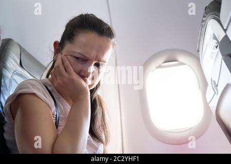 Junge Frau Mit Angstattacke Im Flugzeug Stockfoto