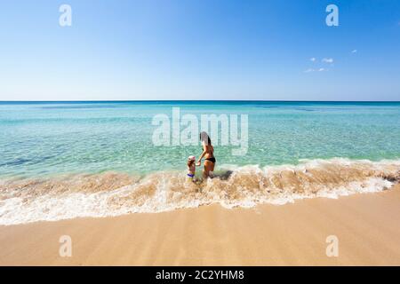 Schönen See mit türkisfarbenem Wasser und goldenen Strand in Punta Prosciutto, Salento, Apulien, Italien. Stockfoto