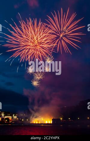 Abstrakt gefärbtes Feuerwerksobjekt. Verschiedene Farben Mix Feuerwerk oder Feuerwerkskörper Burst. Feiern Sie Urlaub Reise Nacht im Freien Stockfoto