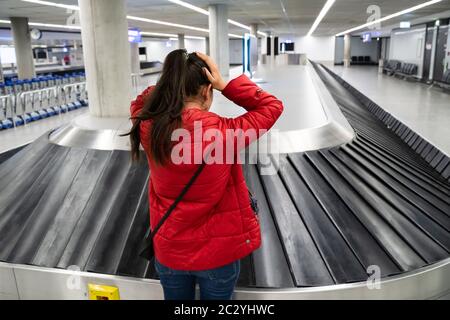 Umgekippte Frau Verlor Gepäck, Während Sie Mit Dem Flugzeug Unterwegs War Stockfoto