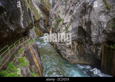 Eingang der Wanderweg Ruta del Cares entlang des Flusses Cares in Kain, Picos de Europa Nationalpark, Leon, Spanien. Stockfoto
