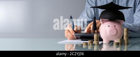 In der Nähe von Piggy Bank tragen Staffelung hat und gestapelte Münzen Vor Unternehmer Stockfoto