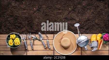 Gartenwerkzeuge Und Blumentöpfe Bereit, Im Garten Gepflanzt Zu Werden Stockfoto