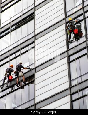 London, UK - 17. Juni 2020: Fensterreiniger reinigen ein modernes Hochhaus in London, UK. Stockfoto