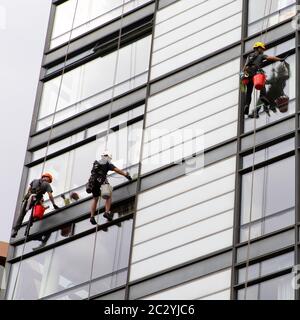 London, UK - 17. Juni 2020: Fensterreiniger reinigen ein modernes Hochhaus in London, UK. Stockfoto