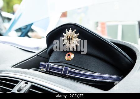 Deutsche Polizeimütze In EINEM Polizeiwagen Stockfoto