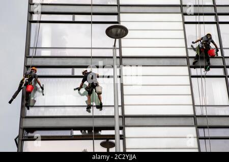 London, UK - 17. Juni 2020: Fensterreiniger reinigen ein modernes Hochhaus in London, UK. Stockfoto
