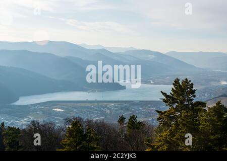 Der See Batca Doamnei vom Cozla Berg aus gesehen, Piatra Neamt, Rumänien Stockfoto