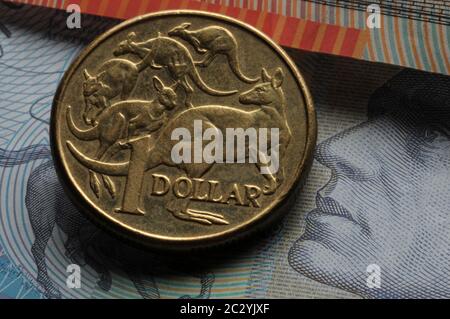 Australische Banknoten mit Münzen oben Stockfoto