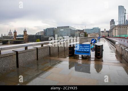 London, Großbritannien - 17. Juni 2020: Walking Lanes auf der London Bridge, um sicherzustellen, dass die Menschen die sozialen Distanzierungsmaßnahmen während des Coronavirus pa folgen Stockfoto