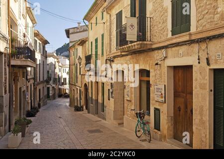 Alley in der Altstadt, Pollenca, Mallorca, Balearen, Spanien, Europa Stockfoto