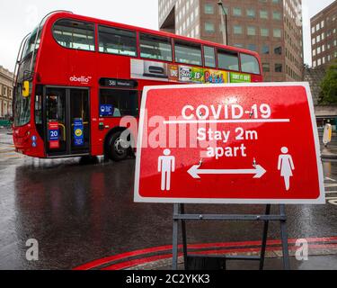 London, Großbritannien - 17. Juni 2020: Ein Schild im Zentrum von London, das die Menschen daran erinnert, den sozialen Distanzierungsrichtlinien zu folgen und 2 Meter von anderen entfernt zu bleiben. Stockfoto