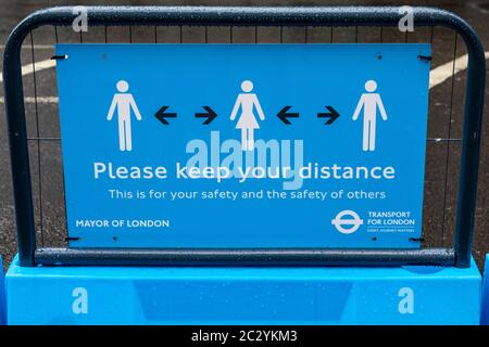 London, Großbritannien - 17. Juni 2020: Ein Schild im Zentrum von London, das die Menschen daran erinnert, den sozialen Distanzierungsrichtlinien zu folgen und 2 Meter von anderen entfernt zu bleiben. Stockfoto