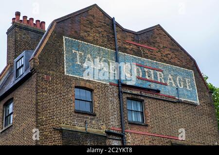 Blick auf das alte Take Courage Geisterschild, das sich in der Redcross Street in London, Großbritannien, befindet. Stockfoto