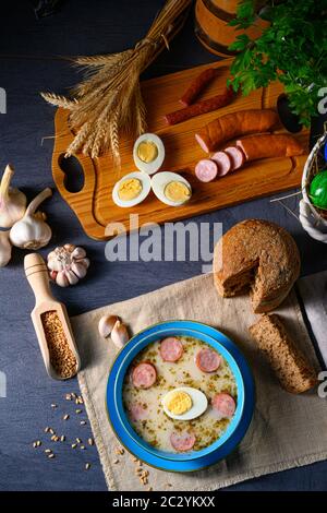 Ostern auf Polnisch: Saurmmehlsuppe zum Osterfrühstück (Żurek) Stockfoto