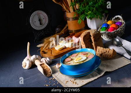 Ostern auf Polnisch: Saurmmehlsuppe zum Osterfrühstück (Żurek) Stockfoto