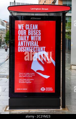 London, Großbritannien - 17. Juni 2020: Eine Bushaltestelle in London, Großbritannien, während der Coronavirus-Pandemie, mit einem Schild, das Pendler darüber informiert, dass die Busse sauber sind Stockfoto