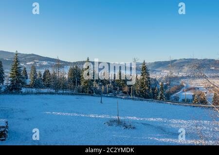 Eine fantastische Winterlandschaft von Ortoaia, Dorna Arini, Kreis Suceava, Rumänien Stockfoto