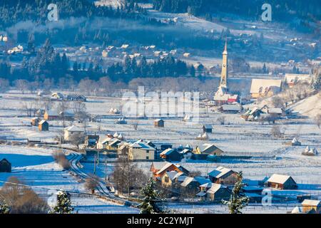 Häuser mit Schnee bedeckt in einer fantastischen Winterlandschaft von Ortoaia, Dorna Arini, Suceava County, Rumänien Stockfoto