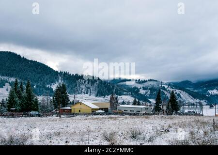 Häuser mit Schnee bedeckt in einer fantastischen Winterlandschaft von Ortoaia, Dorna Arini, Suceava County, Rumänien Stockfoto