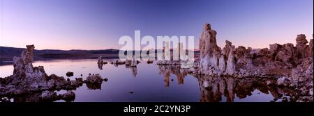 Tuffsteinformationen in Mono Lake in der Abenddämmerung, Kalifornien, USA Stockfoto