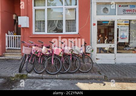 Istanbul, Türkei - 13. Februar 2020: Ein Fahrradpark, der die Mieter mit dem Beginn der touristischen Saison auf Buyukada, einer der Prinzeninseln erwartet Stockfoto