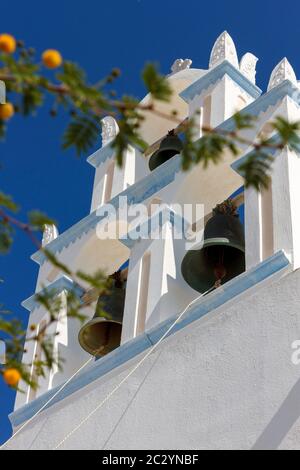 Typische kykladische Architektur in einer weiß getünchten Kirche in Oia Stadt, Santorini Insel, Kykladen, Griechenland, Europa. Stockfoto