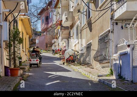 Istanbul, Türkei - 13. Februar 2020: Adalar-Viertel, flache Wohngebäude und Elektrofahrzeuge auf engen Straßen von Buyukada, einer der Stockfoto