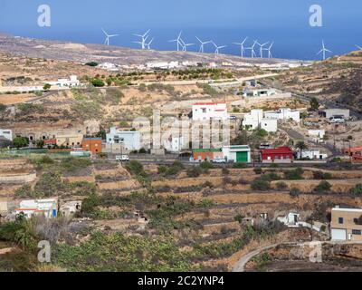 Blick auf eine typische Landschaft im Süden von Teneriffa. In der Mitte sind kleine Siedlungen mit bunten kanarischen Häusern, an der Küste eine Reihe weißer Stockfoto