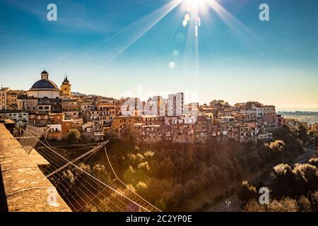 Blick auf Ariccia, mit der monumentalen Brücke und der Kirche Santa Maria Assunta von Gian Lorenzo Bernini. Castelli Romani, Latium, Italien. Stockfoto