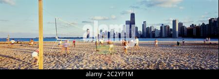 Gruppe von Menschen spielen Volleyball am Strand, Chicago, Illinois, USA Stockfoto