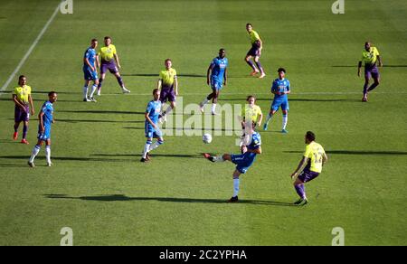 Action auf dem Spielfeld, während Luke Prosser von Colchester United während des zweiten Play-off-Halbfinalspiels der Sky Bet League im JobServe Community Stadium in Colchester den Ball übergibt. Stockfoto