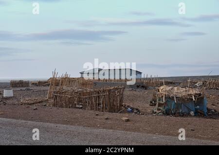 Afar-Stammhaus in der wüste der depressionen von danakil, die Menschen gehen mit Kamel nach Salz in die Wüste, Äthiopien, Afar-Dreieck Stockfoto