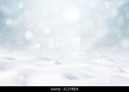 Winterhintergrund mit Schnee und Schneeflocken Stockfoto