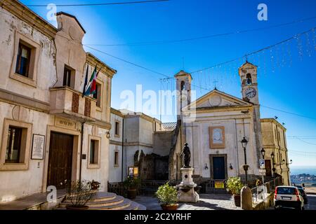 12. Januar 2019 - Ariccia, Latium, Italien - die Gemeinde und das Stadttheater Gian Lorenzo Bernini, untergebracht in einer entweihter Kirche. Brunnen Stockfoto