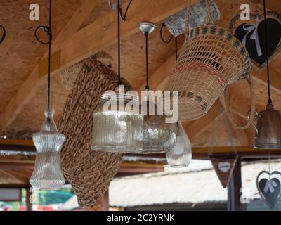 Dekorative Lampen und Körbe hängen an der Decke Stockfoto