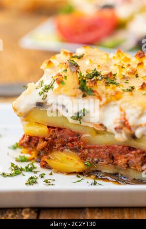 Teil der griechische Moussaka auf Holz Stockfoto