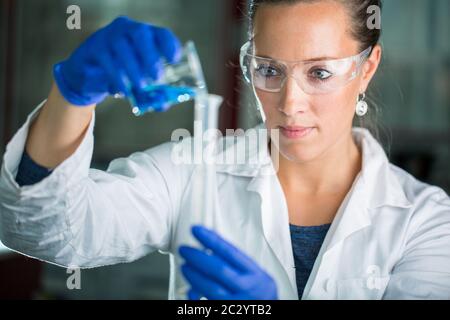 Weibliche Forscher der Durchführung wissenschaftlicher Forschung in einem Labor (flacher DOF; Farbe getonte Bild) Stockfoto