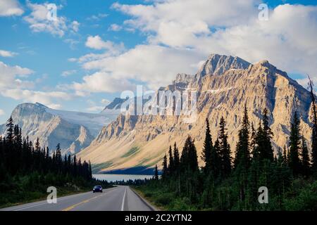 Straße, die durch die malerische Landschaft des Banff National Park, Banff, Alberta, Kanada führt Stockfoto