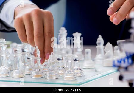 Junge Unternehmer spielen Glas Schach im Büro Stockfoto