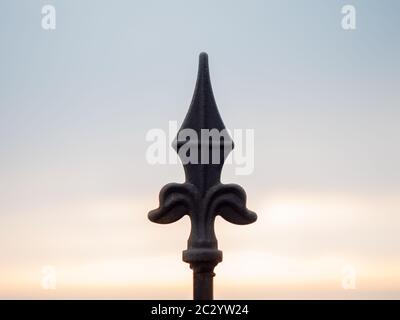 Geschmiedete Detail eines Zauns Ornament gegen den Himmel Stockfoto