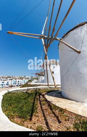 Mykonos Insel, typische Aussicht auf die Windmühlen in Chora Stadt. Stockfoto