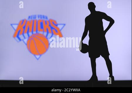 NEW YORK, USA, 18. JUN 2020: New York Knicks Logo des professionellen Basketballclubs in der amerikanischen Liga. Silhouette des Basket-Spielers im Vordergrund. Sport Stockfoto