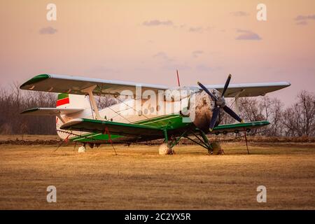 Alter Flieger auf dem Flugfeld Stockfoto