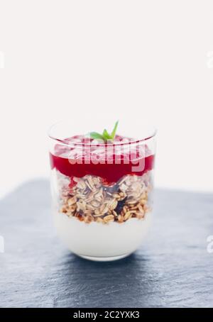 Hausgemachter Müsli-Parfait mit Beerenmarmelade und Minze, Joghurt und Müsli Müsli als gesundes Frühstück am Morgen, Bio-dai Stockfoto