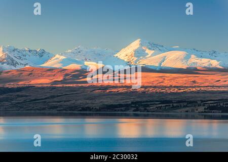 Lake Pukaki vor verschneiten Bergkette, Mount Cook Road Area, Tekapo, Twizel, Canterbury, Neuseeland Stockfoto