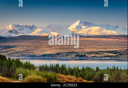 Lake Pukaki vor verschneiten Bergkette, Mount Cook Road Area, Tekapo, Twizel, Canterbury, Neuseeland Stockfoto