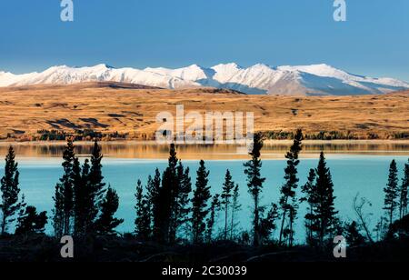 Lake Pukaki vor verschneiten Bergkette, Mount Cook Road Area, Tekapo, Twizel, Canterbury, Neuseeland Stockfoto