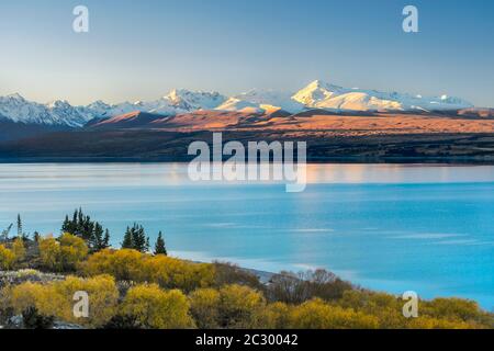 Lake Pukaki vor verschneiten Bergkette, Mount Cook Road Area, Tekapo, Twizel, Canterbury, Neuseeland Stockfoto