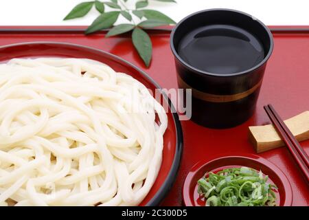 Japanische Zaru-udon-Nudeln in einem Gericht mit Sojasoße auf Holztablett Stockfoto